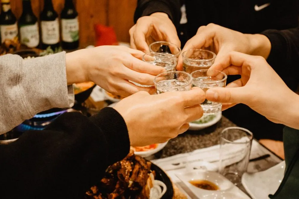 Cách uống rượu Mao Đài đúng điệu: ly, nhiệt độ và 5 lỗi người mới hay mắc 3 Cùng nhau thưởng thức Mao Đài trong bữa tiệc