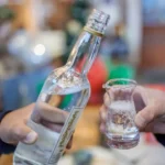 Rót rượu Mao Đài vào ly nhỏ