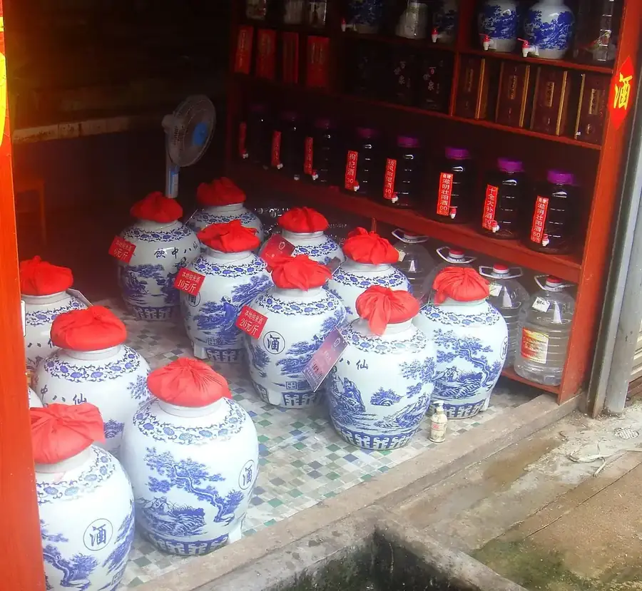 Cửa hàng rượu Trung Hoa với các chum và chai rượu