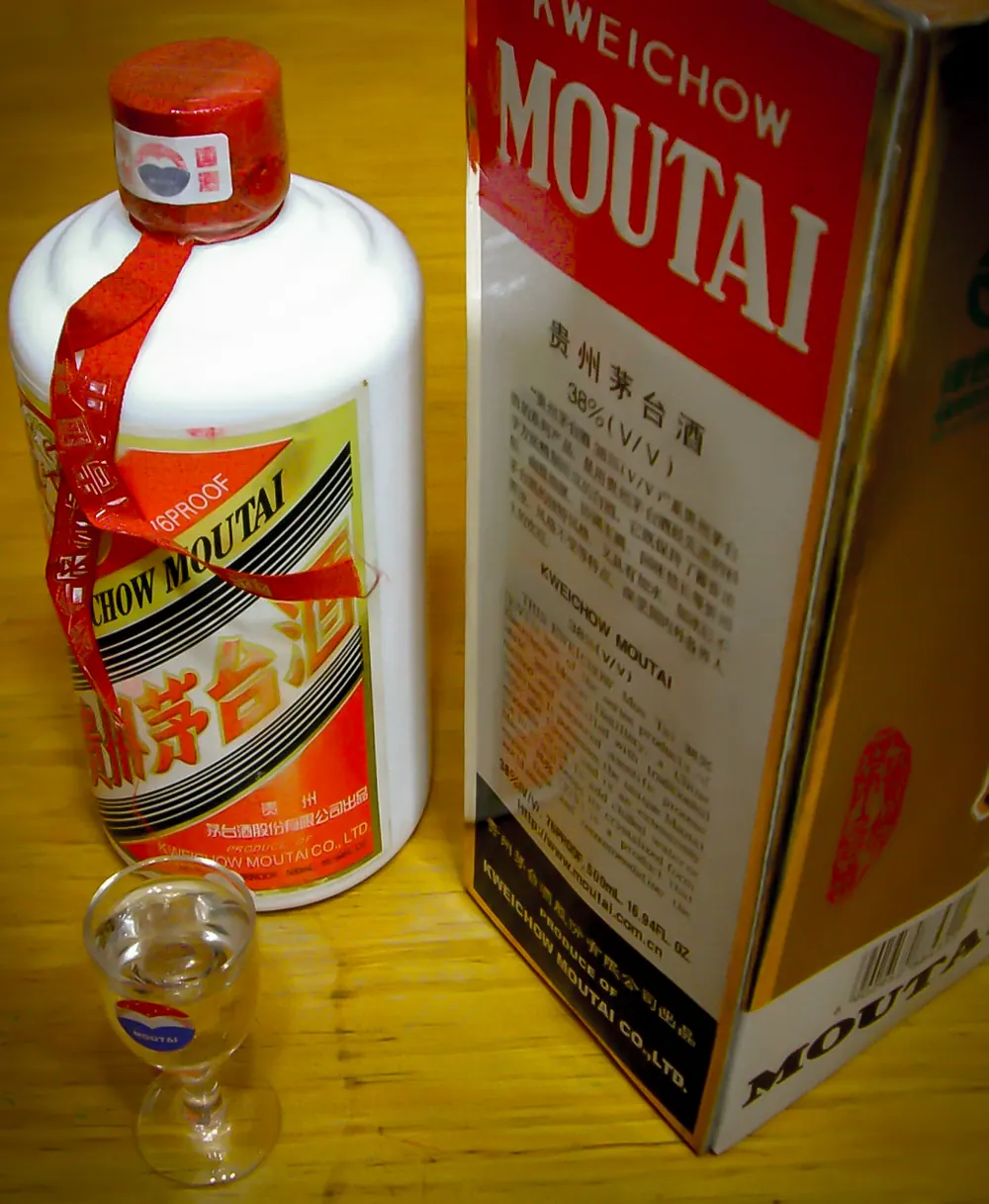Chai Mao Đài kèm hộp và ly uống nhỏ